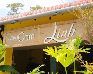 Trải Nghiệm Quán Cơm Linh Đà Lạt – Cơm Nhà Đượm Vị, Không Gian Ấm Áp